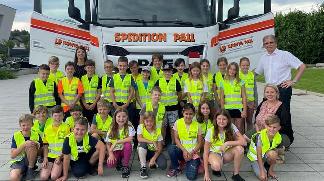 Klassenlehrerinnen Lisa Rehberger und Corina Binder sowie Transportunternehmer Ludwig Pall mit den Kindern der 3. und 4. Klasse der Volksschule Markt Allhau. | Foto: Wirtschaftskammer Burgenland