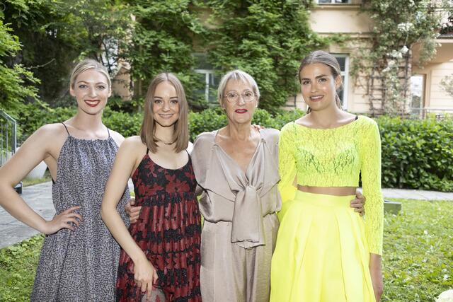 Modeschau im Palais Arenberg: Designerin von Hilly Couture mit ihren Models, darunter Laura Bilgeri (2. von links) | Foto: Andreas Kolarik