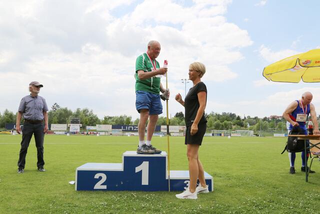 Sepp Haneberg (90) trainierte in St. Georgen für seinen Saisonhöhepunkt: In Kürze gehts zur Masters Leichtathletik-EM nach Finnland. | Foto: Eckhart Herbe