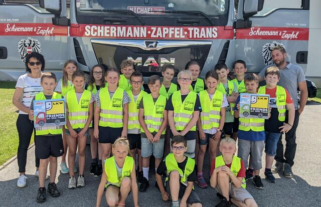 Klassenlehrerin Angelika Siman und Transportunternehmer Michael Zapfl mit den Kindern der 3. und 4. Klasse der Volksschule Wiesfleck. | Foto: Wirtschaftskammer Burgenland