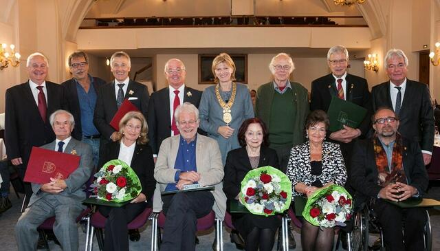 Meinrad Schuhmacher (3. v. r. stehend) erhielt 2015 das Sozialehrenzeichen der Stadt: Christine Oppitz-Plörer (M) sowie die Andreas Wanker (1.v.l. hinten), Gerhard Fritz (2.v.l. hinten) und Ernst Pechlaner (1.v.r. hinten) gratulierten den Verdienstkreuz- und SozialehrenzeichenträgerInnen. | Foto: IKM