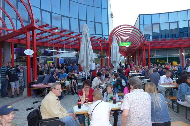 Jung und Alt kamen zum Spielberger Sommerfest, um gemeinsam zu feiern und eine rauschende Sommerparty zu genießen.