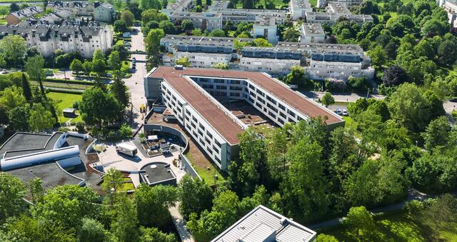 "Wohnen am Weidingerbach": Die GWG errichtete gemeinsam mit der J. Brandstetter Bauträger Beteiligungen GesmbH erstmalig in Linz nachträglich Wohnungen auf dem Dach eines bestehenden Einkaufzentrums.  | Foto: Reichl und Partner