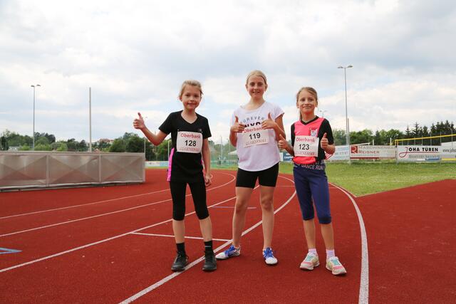 Livia (9), Sarah (10) und Emma (9)- das Siegertrio im 100m-Sprint der Mädchen. | Foto: Eckhart Herbe
