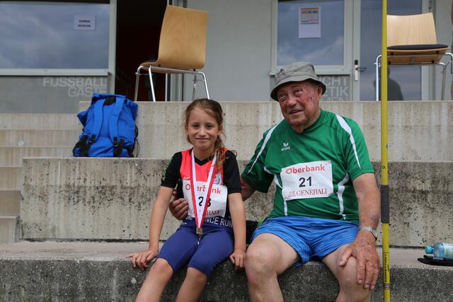 81 Jahre liegen zwischen Nachwuchsläuferin Emma Schatz (9) aus Katsdorf und Hammer- bzw. Speerwerfer Sepp Haneberg (90)aus Bayern. | Foto: Eckhart Herbe