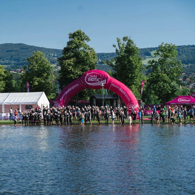 Startschuss für dieses kräfteraubende Rennen am Stubenbergsee. | Foto: Apfelland Triathlon