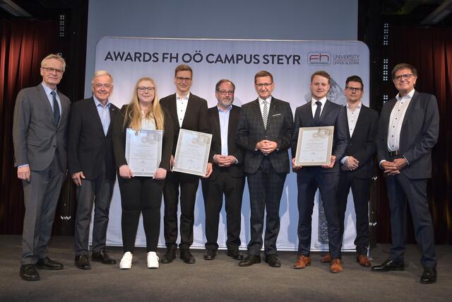 Preisträgerin Michaela Reitzinger (3. von links), Manuel Walch (4. von links) und Michael Haberfellner (3. von rechts) mit den Gratulanten aus Politik und Industrie.
 | Foto: FH OÖ/Peter Kainrath