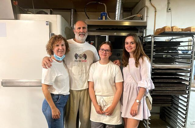 In der Backstube in Las Palmas de Gran Canaria: Teresa gemeinsam mit der Chefin, einem der Bäcker und Laura Kasses (r.). | Foto: Bäckerei Kasses
