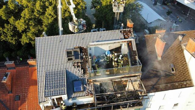 Am Sonntagabend geriet die Terrasse eines Wohnhauses in der Holzstraße Brand. Die Feuerwehr musste mit 50 Mann und 12 Fahrzeugen ausrücken. | Foto: TEAM FOTOKERSCHI.AT / SCHARTNER