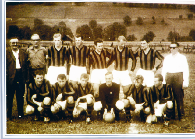 Gründungsmannschaft 1962: Bürgermeister Josef Piwonka, Theo, Reinhold Jost, Volkmar Schmid, Heinz Kaßmannhuber, Hans Winkler, Richard Zmölnig, Gründungsobmann Ernst Görtschacher (Stehend v. l. ) Rudolf Hillebold, Peter Egger, Andreas Staber, Friedl Inselsbacher, Josef Glanzer, Hermann Stampfer Vorne v. l.) | Foto: SV Rothenthurn/KK