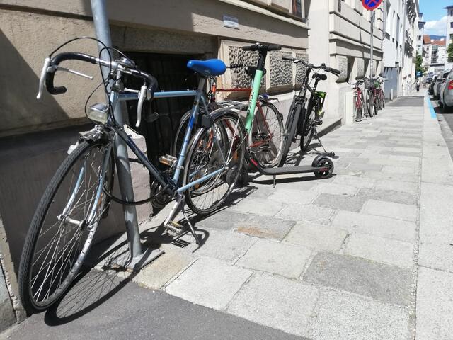 So sieht es aus, wenn es mehr Räder als Radabstellplätze gibt.  | Foto: BRS/Archiv