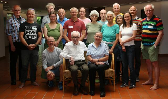 Die Teilnehmer im Bildungshaus St. Benedikt mit Samirah Kenawi (1. Reihe stehend, 4. von rechts) und Heinrich Wohlmeyer (vorne in der Mitte sitzend). | Foto: Gabriele Malinar 