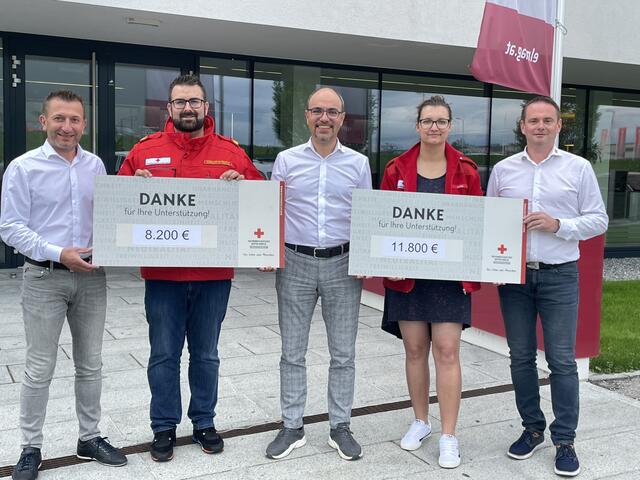 Elmag Prokurist Josef Wimmer, Christian Dobler-Strehle (Bezirksgeschäftsleiter Rotes Kreuz Ried), Elmag-Geschäftsführer Markus Einfinger, Lisa Nagl (Rotes Kreuz Ried) und Elmag Prokurist Thomas Kubinger bei der Scheckübergabe. | Foto: BRS