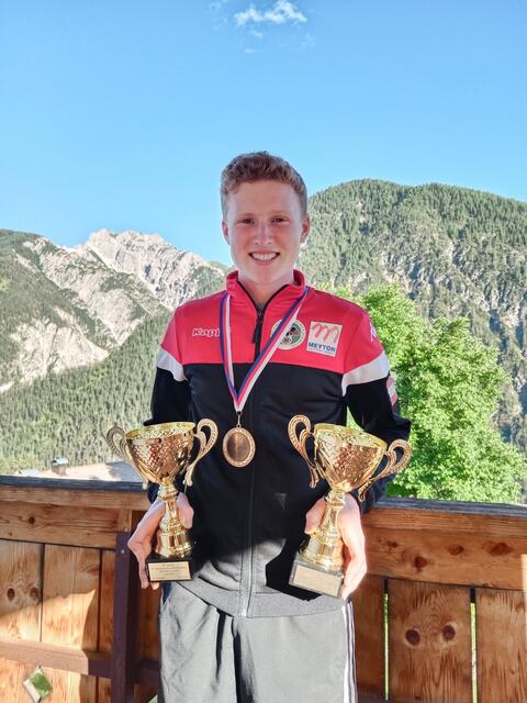 Sportschütze Kevin Weiler freut sich zu recht über seine beiden bronzenen Pokale, gewonnen Anfang Juni mit dem Kleinkalibergewehr bei den Shooting Hopes in Pilsen / CZ | Foto: Sandra Weiler