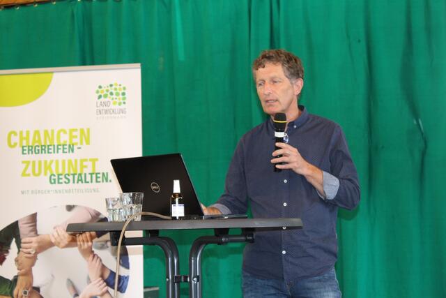 Erich Wurzrainer sensibilisierte für die Bedeutung eines einheitlichen Ortsbildes.  | Foto: Katrin Löschnig