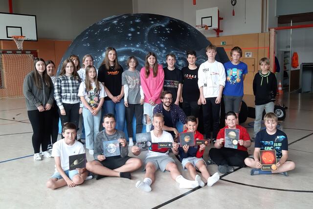 Die Schüler der 4. Klasse mit Dr. Stefan Wallner | Foto: MS Schweiggers