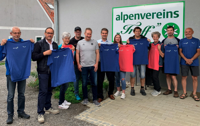 Robert Tanzer und Gernot Kreimer vom Sport 2000 Weiz gratulierten dem Alpenverein Weiz zum 100-jährigen Jubiläum und überreichten für die 55 Wanderführerinnen und -führer ein Salewa-Funktions-T-Shirt. | Foto: Alpenverein Weiz