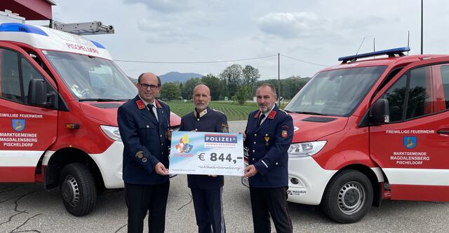 Chefinspektor Rudolf Stiff überreichte die Spende im Wert von 844 Euro aus seiner persönlichen sportlichen Herausforderung an die Freiwillige Feuerwehr Pischeldorf. Sein Dankeschön an die ehrenamtlichen Einsatzkräfte für ihr wertvolles Engagement. | Foto: Privat