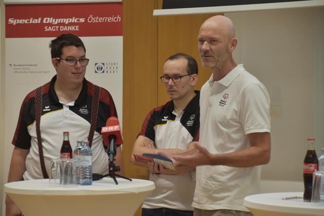 Die beiden Sportler Emanuel Horvath und Mario Dukic mit SOÖ-Geschäftsführer Jürgen Winter | Foto: Michael Strini