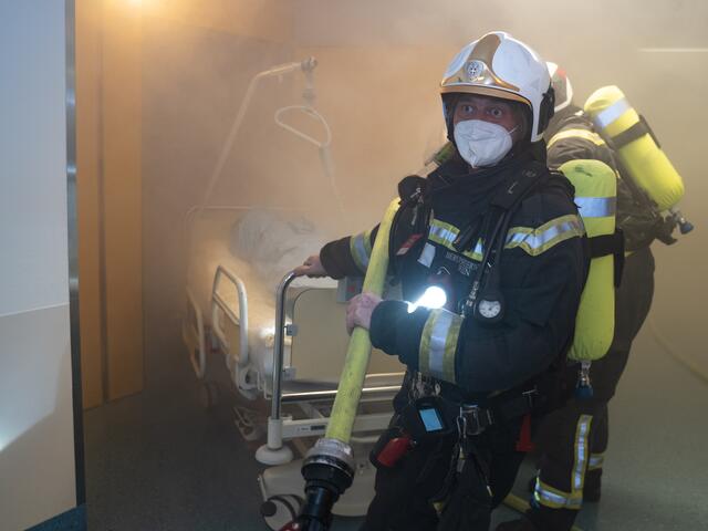 Die Feuerwehrmänner brachten die Patienten schnellstmöglich aus der Gefahrenzone. | Foto: AUVA/Veronika Drda