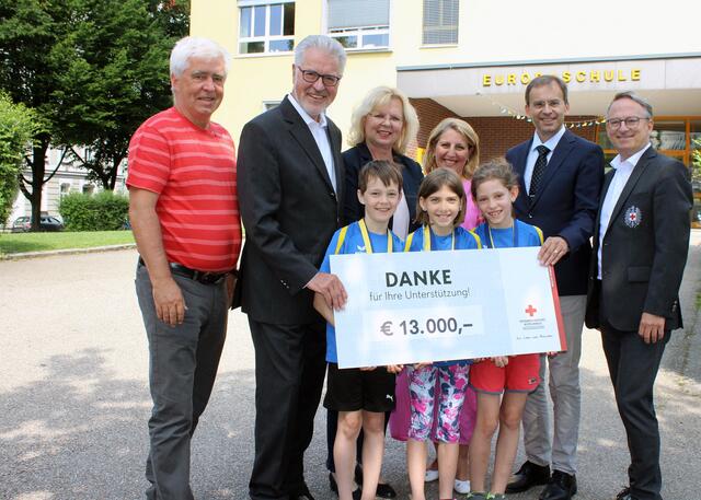 Thomas Hagmüller (Direktor Europaschule Linz), OÖ. Rotkreuz-Präsident Walter Aichinger, Margit Steiner (Institutsleiterin PH OÖ), Adriana Sherifi (Obfrau Elternverein der Europaschule), PH OÖ-Rektor Walter Vogel, Erich Haneschläger, OÖ. Rotkreuz-Landesgeschäftsleiter sowie Konrad, Eva und Sophie. | Foto: OÖRK/Hartl