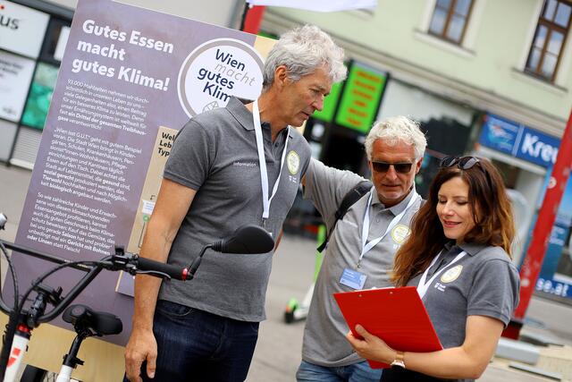 Die Klimatour der Stadt Wien startete vom Christian-Broda-Platz. | Foto: Christian Fürthner/MA18