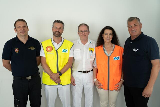 Christoph Trimmel (Oberbrandrat, Sektionsleiter Brandschutzsektion 2 - Leopoldstadt), Thomas Beer (Einsatzleiter der heutigen Übung), Thomas Hausner (Ärztlicher Leiter TZW-Standort Lorenz-Böhler/Brigittenau), Angelika Stadler-Wallig (Stabstelle OGK), Peter Engelbrechtsmüller (Vorsitzender AUVA-Landesstelle Wien). | Foto: AUVA/Veronika Drda
