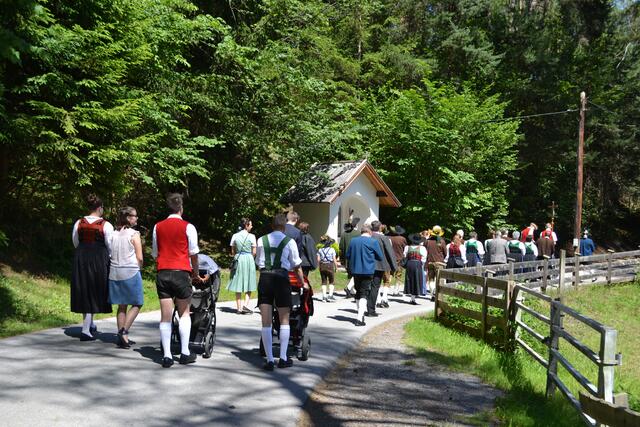 Zahlreiche Familien und Trachtler kamen zur Wallfahrt nach Telfs. | Foto: Stefanie Plank