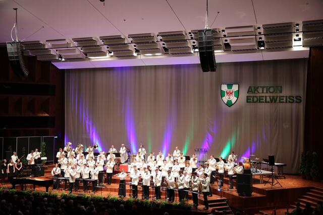 Die Militärmusik Tirol unter Leitung von Oberst. Prof. Hannes Apfolterer gibt am Freitagabend ein Konzert im Messezelt. | Foto: Militärmusik Tirol