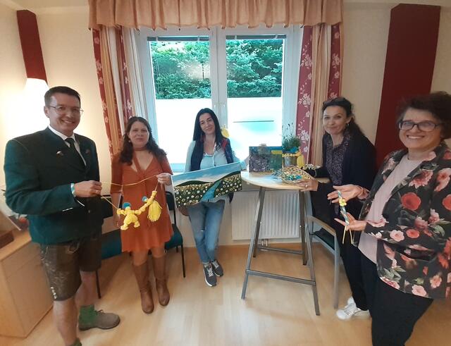 Bgm. Wolfgang Ruzicka (Marktgemeinde Schottwien), Angelika Schanda, Svetlana Kravtsova, Alexandra Farnleitner-Ötsch (Kleinregionsmanagerin Weltkulturerbe-Region Semmering-Rax), Obfrau Karin Zoubek-Schleinzer (Dorferneuerungsverein Breitenstein). | Foto: Heidi Brandstetter, NÖ.Regional
