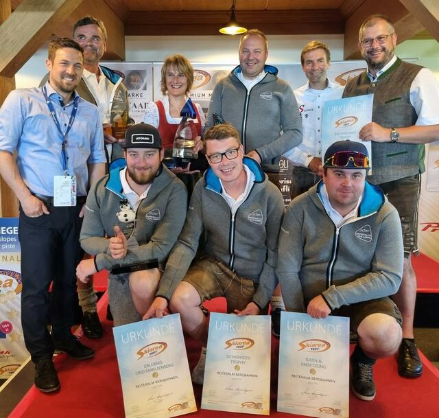 Feierten der Erfolg: Die Abordnung der Reiteralm-Bergbahnen, Oliver Käfer von der WKO Steiermark, sowie Sponsorenvertreter | Foto: Reiteralm-Bergbahnen