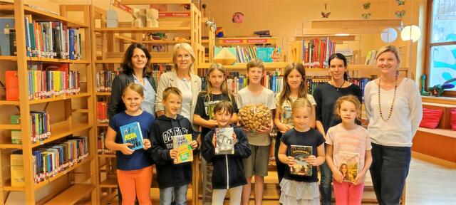 Schätzspiel-Gewinner und Vielleser präsentierten mit Schulleitung und Bibliothekarinnen ein Glas voll Stoppeln, die zu Euros wurden. | Foto: KK