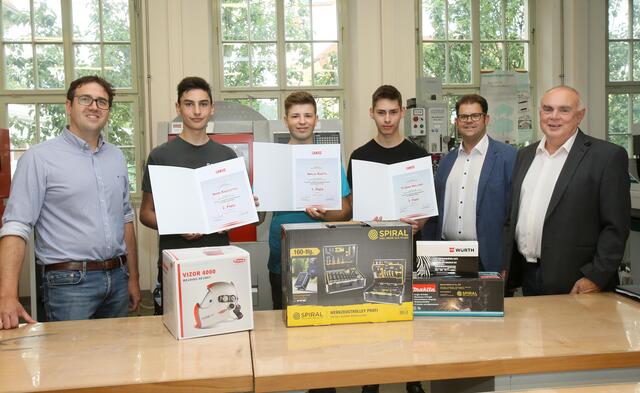 Lehrlingswettbewerb der Metalltechniker: David Biribauer, Mark Radosztics, Niklas Radits, Florian Müllner, Innungsmeister Mario Horvath und Fachgruppengeschäftsführer Karl Tinhof  | Foto: WKB/Lexi