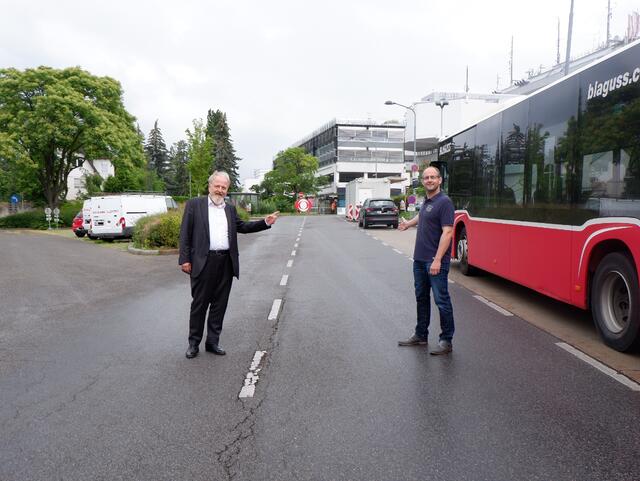 Gerhard Schmidt und Marcel Höckner (v.l.) freuen sich über die Straßenbenennung nach Hugo Portisch, die von der Hietzinger SPÖ beantragt worden ist. | Foto: SPÖ Hietzing