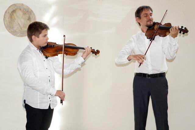 der ukrainische Geiger Anton Zinchyn mit seinem Sohn Arsenii | Foto: Bilder: Marion Priglinger / Fotoklub Zwettl a.d.Rodl