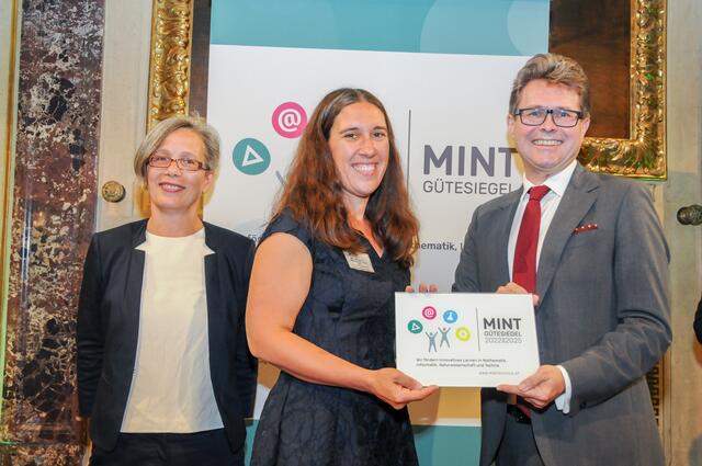 Stellvertretend für die MINT-Fachlehrer nahm Biologin Eva Zvonarich (Mitte) das Siegel entgegen. 
Am Foto: Mag.a Ruth Petz, Rektorin der PH Wien, Mag.a Eva Zvonarich BRGOP, Dr. Martin Polaschek BMBWF | Foto: Markus Prantl