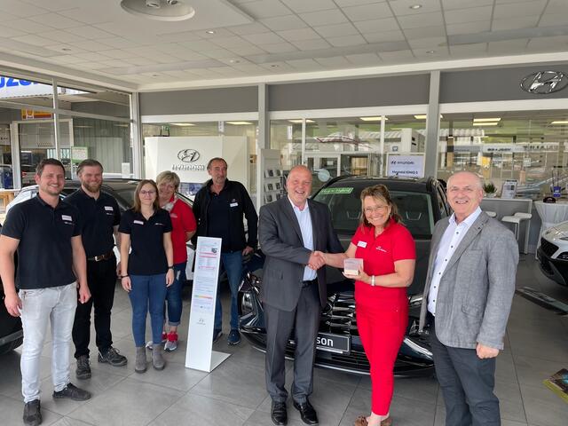 Marcus Stark von Hyundai Motors Europe überreichte Eveline Knoll-Kurzmann den Preis für hohe Kundenzufriedenheit. | Foto: Autohaus Knoll