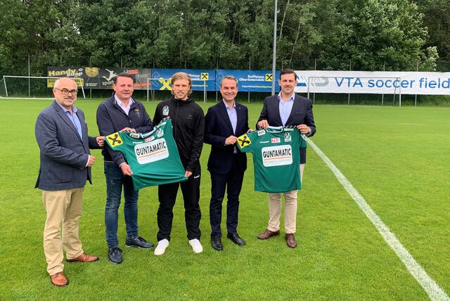 Wolfgang Flach (Marketing und Kommunikation Raiffeisenbank Region Ried), SVR-Präsident Roland Daxl, Julian Baumgartner (Kapitän Junge Wikinger), Joachim Knoglinger (Vorstand der Raiffeisenbank Region Ried) und SVR-Präsidiumsmitglied Maximilian Schmidt. | Foto: SV Ried