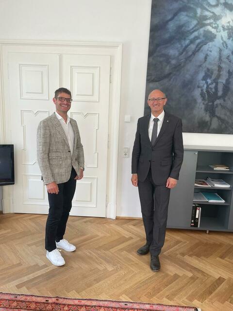 Wirtschaftsbund-Bezirksobmann Michael Gitterle (li.) gratuliert Landesrat Anton Mattle (re.) zur Nominierung als Spitzenkandidat der Tiroler Volkspartei für die kommende Landtagswahl. | Foto: Wirtschaftsbund Landeck