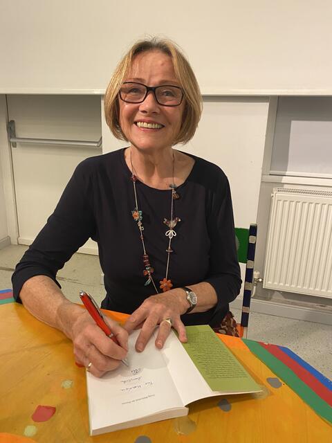 Edith Pipelka signiert ihr neues Buch mit Frühlings-Erzählungen im Museum Gugging -Saal Villa Gugging.