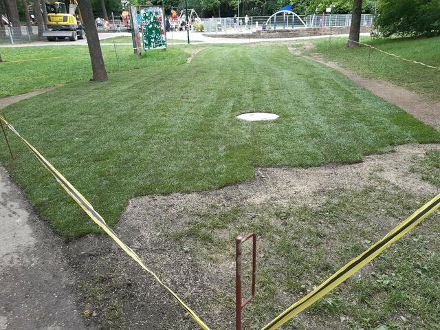 Die Wiese rund um den Schacht ist derzeit abgesperrt. | Foto: Kuchta