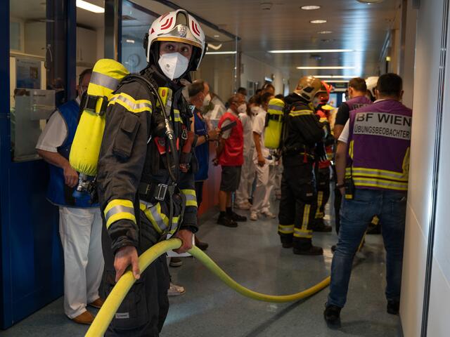 Die Übung lief unter großem personellen Einsatz ab. | Foto: AUVA/Veronika Drda
