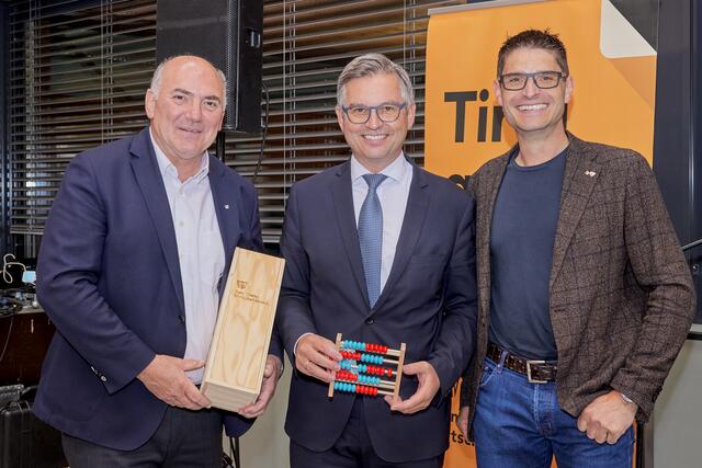 Damit Finanzminister Magnus Brunner das Budget unter Kontrolle hält, erhielt er von den beiden Gastgebern einen Rechenrahmen: Bezirksobmann Hannes Staggl, Finanzminister Magnus Brunner und Bezirksobmann Michael Gitterle (v.li.) | Foto: Pfeifer Group, Christoph Nösig