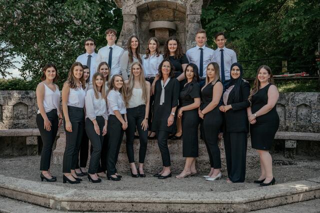 Die Absolventinnen und Absolventen mit Klassenvorständin: 1. Reihe v.l.n.r.: Victoria Ziegler, Sarah Fehringer, Jessica Probst, Vanessa Mayrhofer, Julia Scheuchel, Lara Bichler, Tanja Zehetner, Mag. Birgit Bognermayr, Berdil Celik, Sarah Lang, Nidasura Kaya, Alexa Aflenzer, 
2. Reih: Michael Angerer, Raphael Bogenreiter, Denise Grubner, Melanie Schweighuber, Lisa Blaimauer, Tobias Scharnreitner, Paul Zulehner
 | Foto: Marlies Schnabel