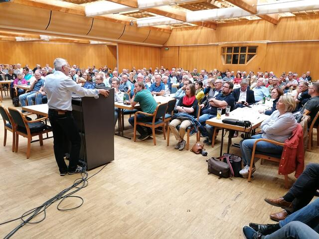 Was braucht es für die eigene Photovoltaik-Anlage? Das wollten rund 250 Interessierte beim Infoabend im VAZ Manglburg in Grieskirchen erfahren. | Foto: KEM Mostlandl Hausruck