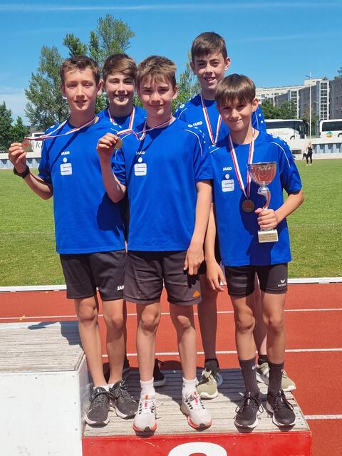 Die Schüler der SMS Peuerbach kehrten mit Medaillen um den Hals von den Leichtathletik-Landesmeisterschaften zurück. | Foto: SMS Peuerbach