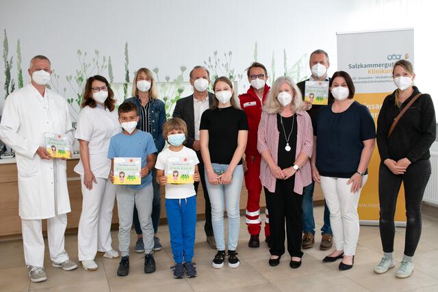 Buchübergabe im Salzkammergut Klinikum. (v.l.): Dieter Furthner, Martina Scharzenlander, Jonas Holzmann-Riedler, Birgit Koxeder-Hessenberger, Simon Holzmann-Riedler, Christof Pöltner, Lena Quirchmair, Gerald Schuster, Andrea Toplak, Tilman Königswieser, Renate Nobis, Sara Thür. | Foto: OÖG
