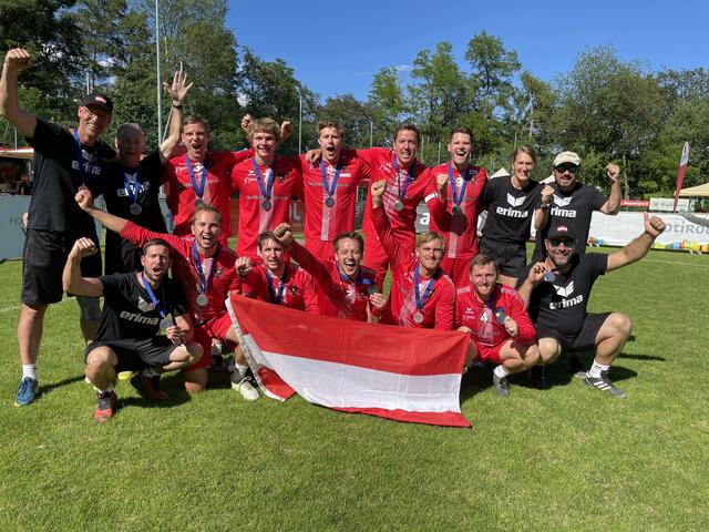 Trotz der Niederlage im EM-Finale freute sich das österreichische Faustball-Nationalteam über die Silbermedaille. | Foto: Thomas Netopilik