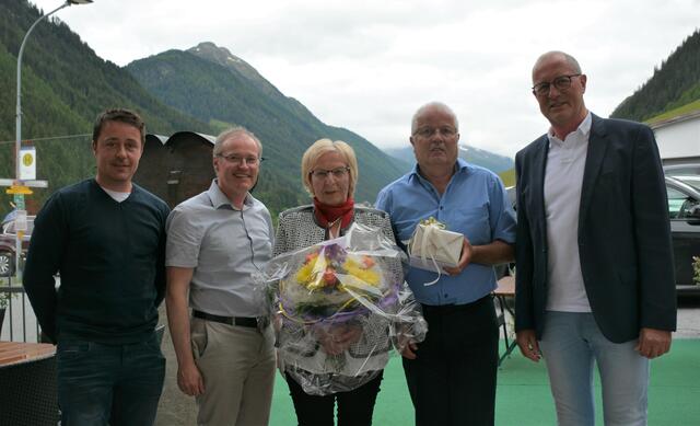Im Bild:
Vzbgm. Daniel Winkler, Amtsleiter Christian Schmid, Gattin Martha mit Gemeinde-Amtsdirektor Albert Siegele und Bgm. Werner Kurz
