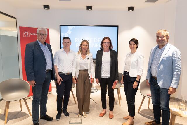 In der "Runde der Regionen" diskutieren Gesundheitsexpertinnen und -experten die brennendsten Fragen zum Gesundheitssystem. Von links nach rechts: Andreas Huss, Richard Brodnig, Maria Jelenko, Karin Martin, Katharina Reich, Peter Voitl | Foto: RegionalMedien Austria/Markus Spitzauer